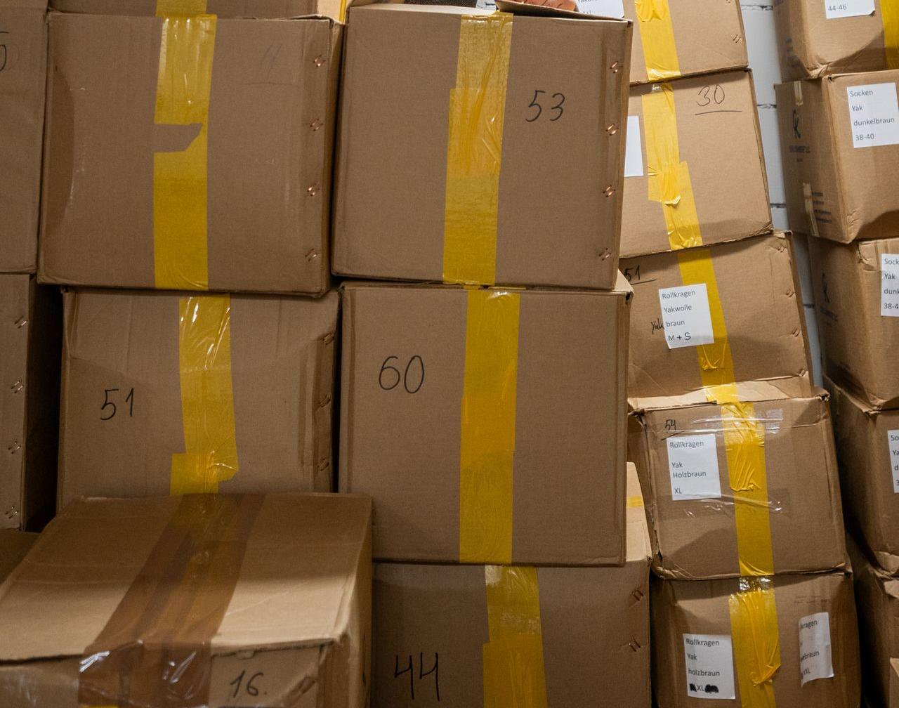 Die gepackten Kisten sind bereit für den Transport. Viele braune Kisten übereinander gestapelt