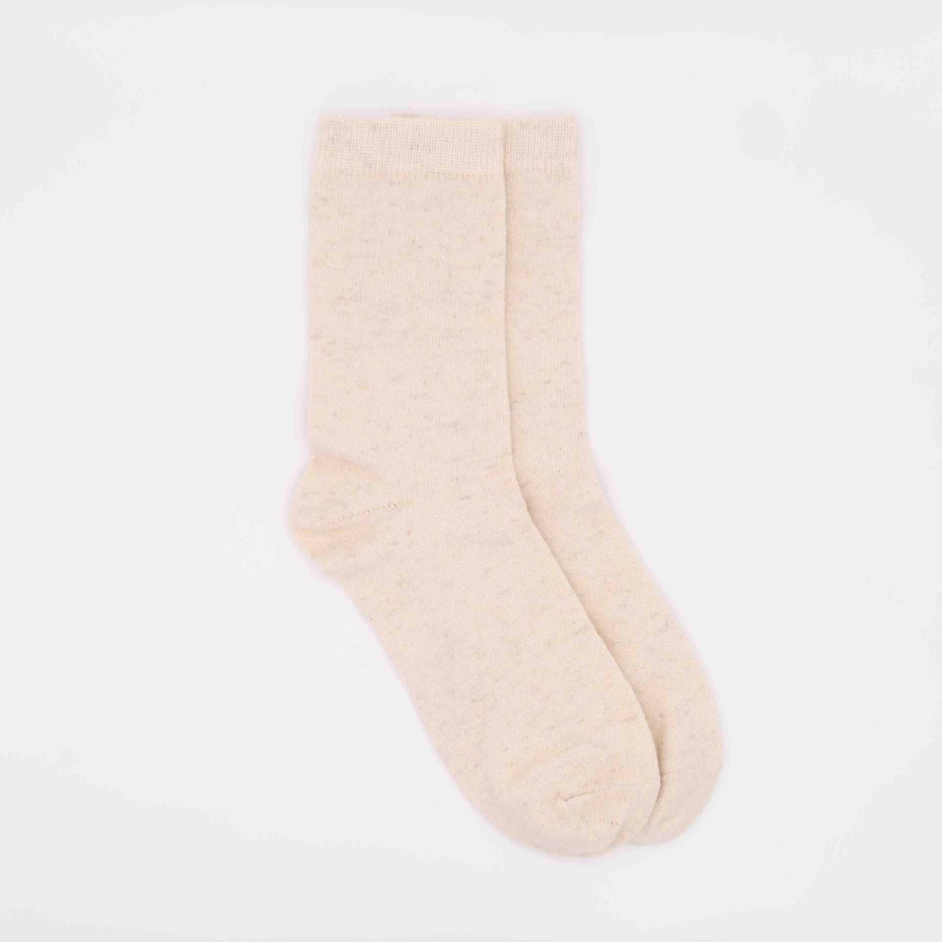 Naturweiße dünne Wollsocken aus Schafwolle Weiße Socken aus Wolle liegen flach vor grauem Untergrund