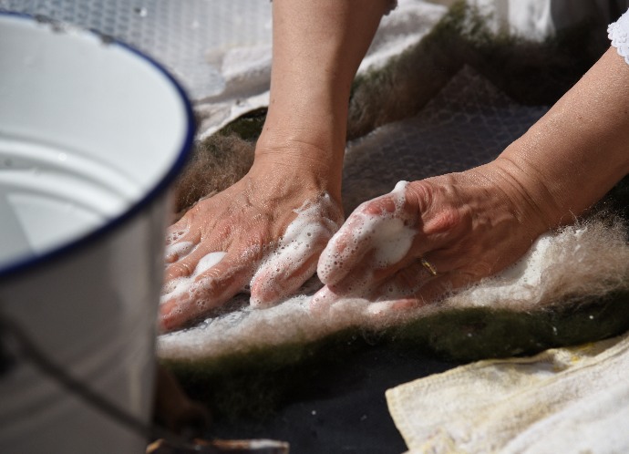 Handwäsche Wollprodukte werden mit Händen gewaschen