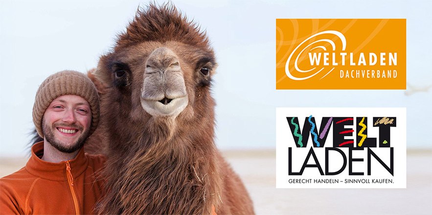 Steppenstrolch ist jetzt Lieferant der Weltläden in Deutschland und Österreich Ein junger Man und ein Kamel lachen in die Kamera neben zwei Weltladen Logos