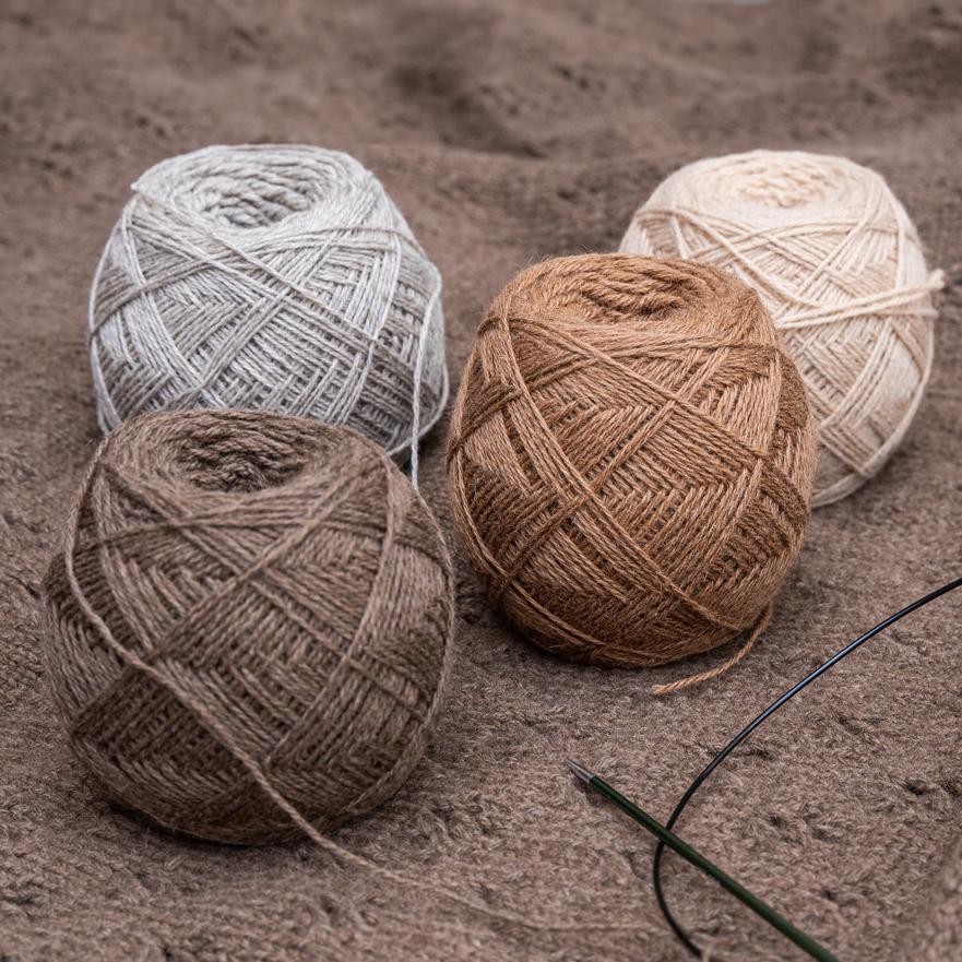 Ungefärbte Strickgarn aus Kamel- und Yakwolle Vier Garn mit reiner Wolle in braun und grau-Tönen