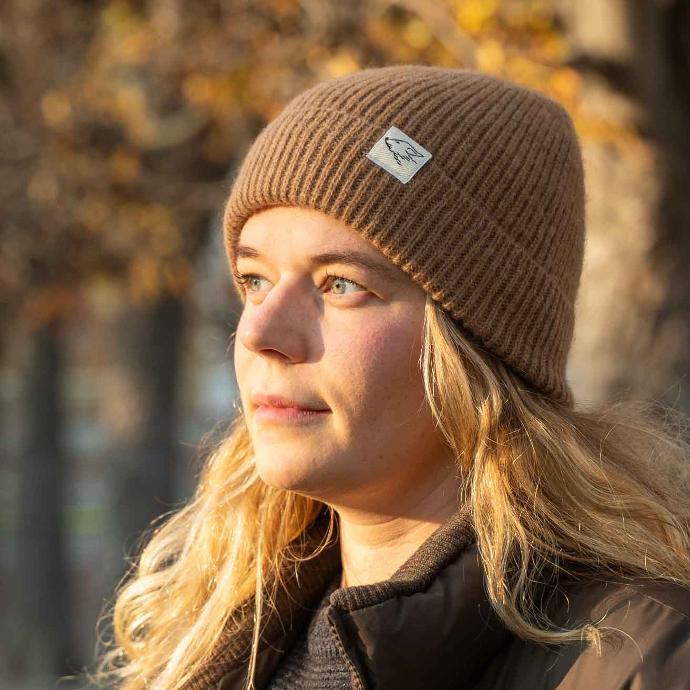 Beanie aus Kamelwolle, braun Blonde Frau mit brauner Wollmütze mit steppenstrolch Logo