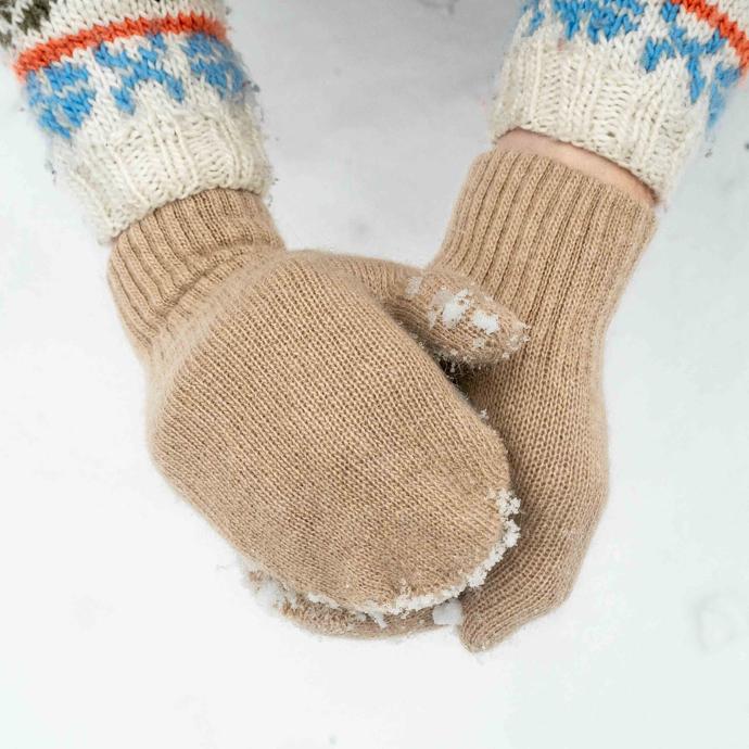 Fäustlinge aus Kamelwolle sind perfekt für den Winter Beige Fäustlinge aus Wolle formen einen Schneeball
