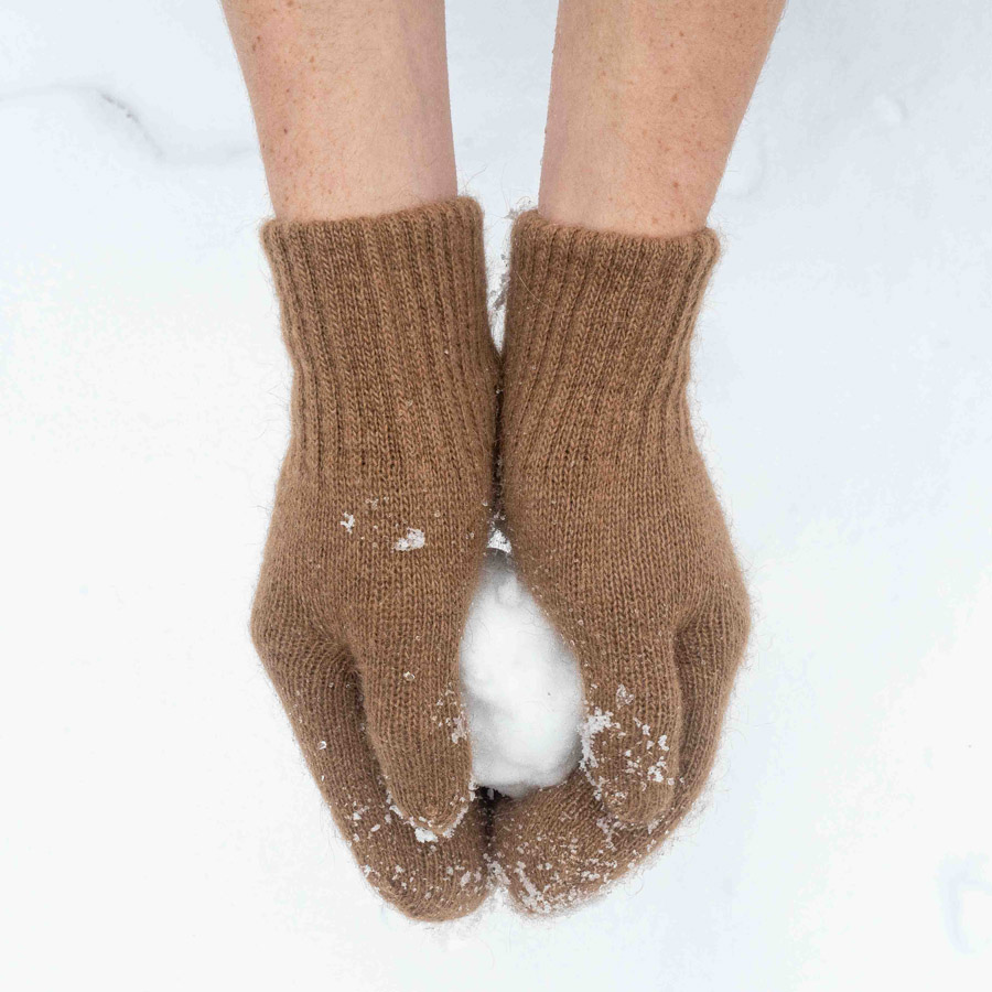 Fäustlinge aus Kamelwolle sind perfekt für jede Schneeballschlacht Braune Handschuhe aus Wolle halten einen Schneeball