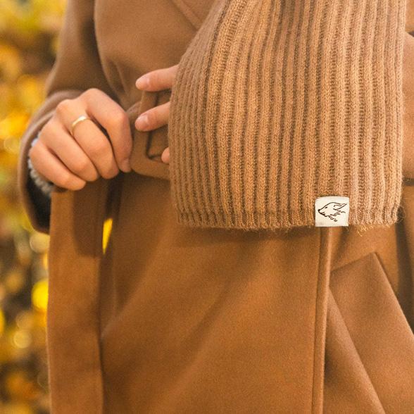 Schal aus Kamelwolle mit kleinem steppenstrolch Logo Brauner Wollschal mit steppenstrolch Logo