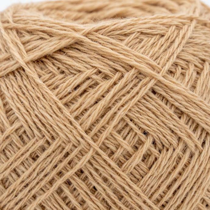 Kamelwolle zum Stricken in beige Nahaufnahme eines Garn aus beiger Kamelwolle