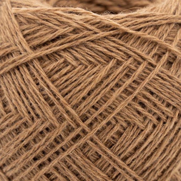 Die Strickwolle ist 3-fädig und wunderbar weich Nahaufnahme brauner Kamelwolle im Garn