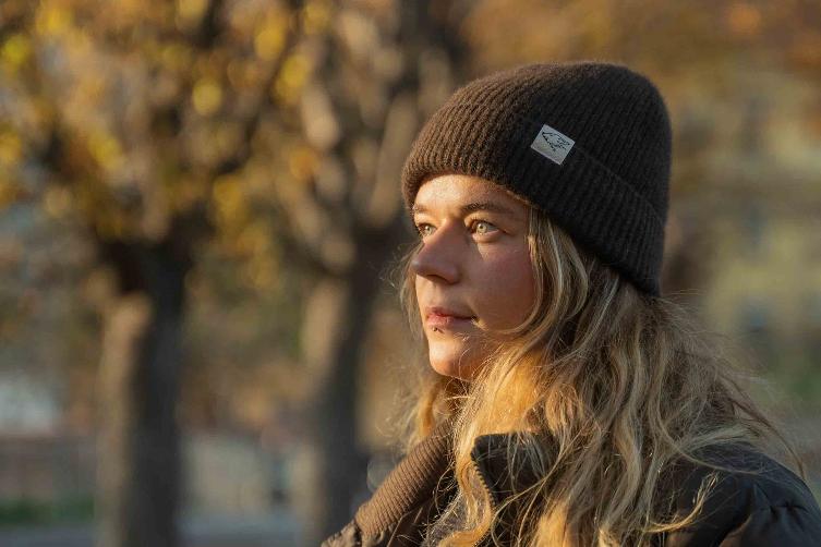Beanie sind die besten Begleiter für Herbsttage Blondhaarige Frau mit dunkelbrauner Wollmütze