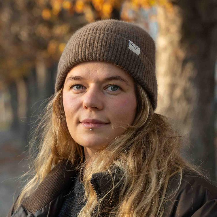Beanie aus Yakwolle, braun Frau mit blonden Haaren und brauner Wollmütze