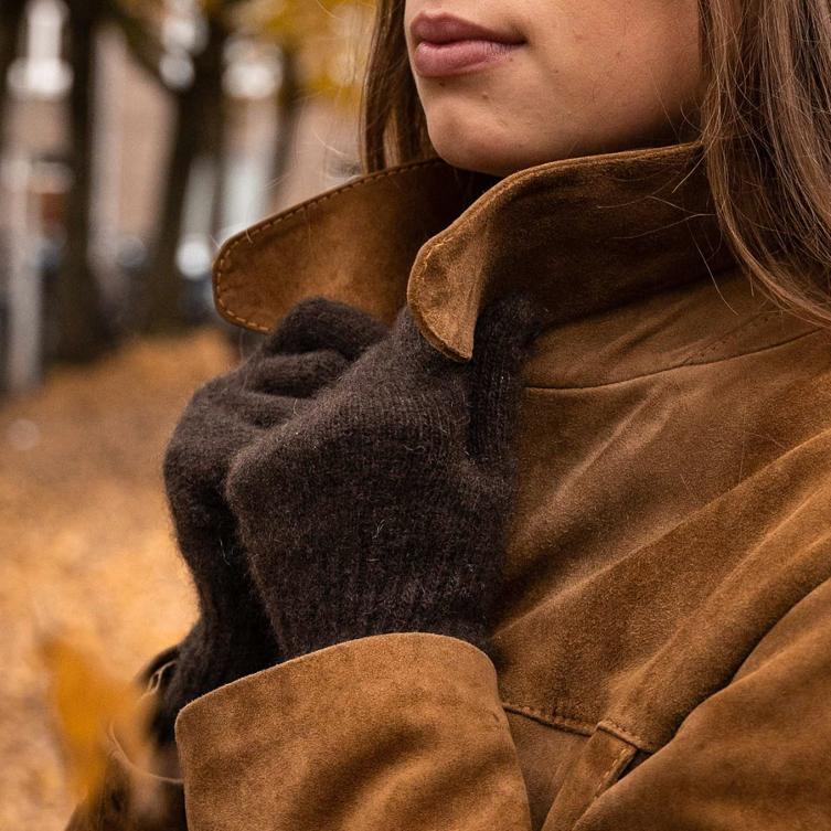 Wunderschön warm und weiche Handschuhe Dunkelbraune Handschuhe halten Kragen einer braunen Jacke