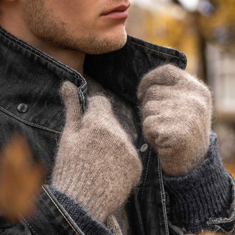 Graue Handschuhe aus Wolle Mann hält Kragen mit grauen Wollhandschuhen