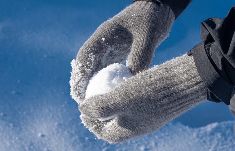 Die schönsten Handschuhe für Schneeball-Tage Graue Fäustlinge halten Schneeball