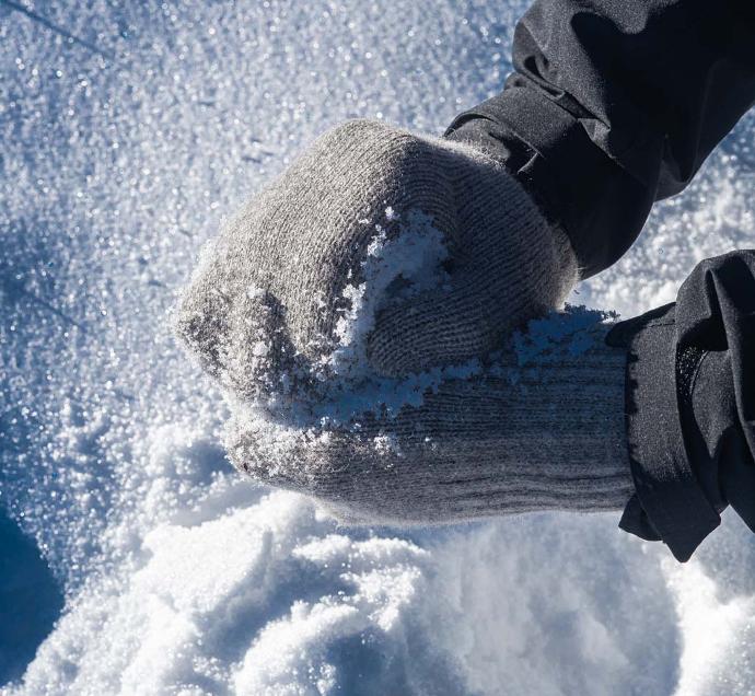 Graue Yakwolle versprechen die beste Wärme Graue Handschuhe formen Schneeball