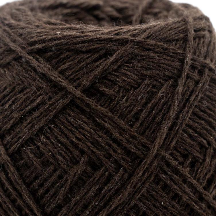 3-fädiges Strickgarn aus Yakwolle Nahaufnahme dunkelbrauner Fasern an Wollknäul