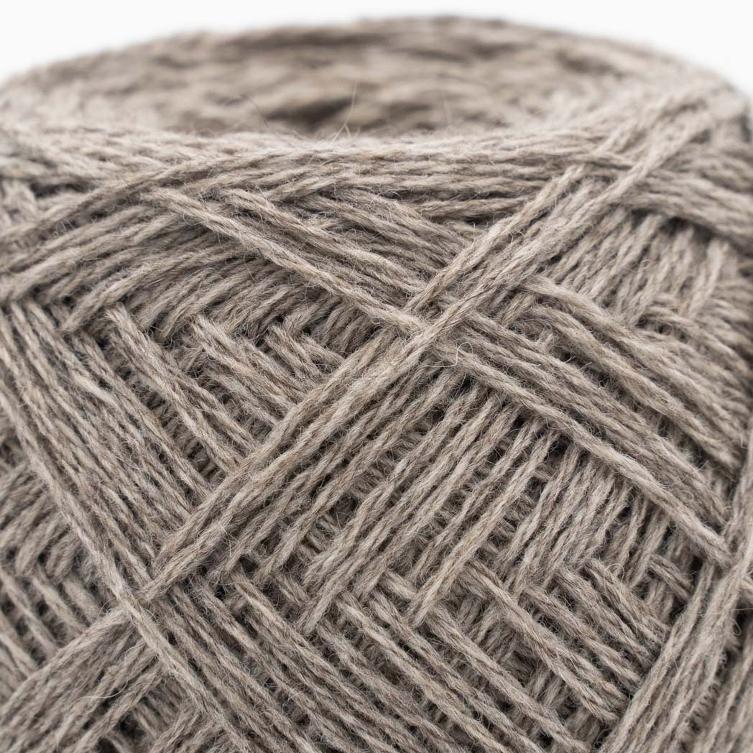 Graue Yakwolle zum Stricken Nahaufnahme grauer Yakhaar Strickwolle