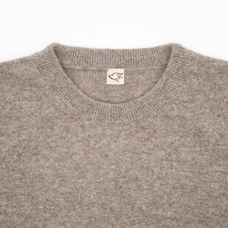 Pullover aus grauer Yakwolle Kragen eines grauen Pullovers mit steppenstrolch Logo