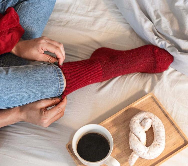 Weinrote Wollsocken aus Schafwolle von steppenstrolch Rote Wollsocken werden neben Frühstück gerichtet