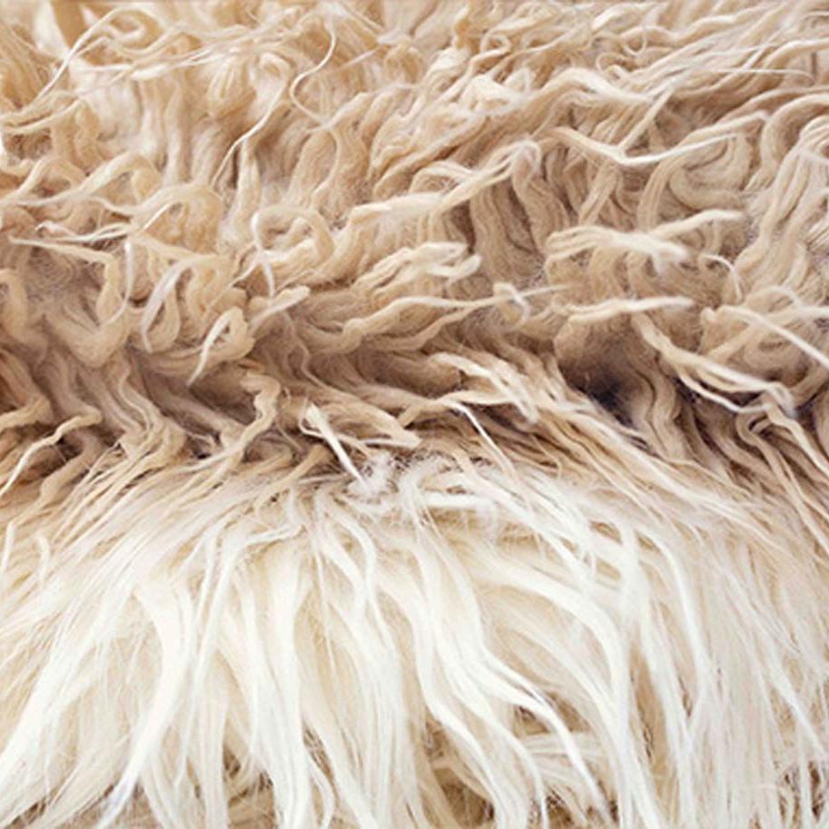 Schafwolle ist unglaublich warm und wirkt antibakteriell Flauschige Wolle eines Schafs