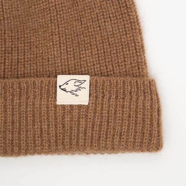 Beanie aus Kamelwolle, braun, detail Logo